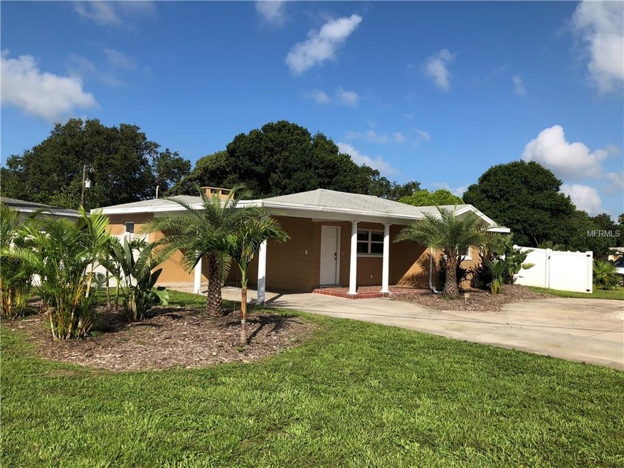 Corner lot with a variety of palm trees!