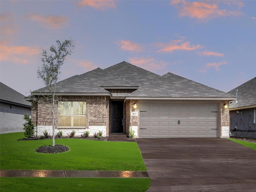 913 Eloise Ln, Cleburne, TX 76033 - photo 1