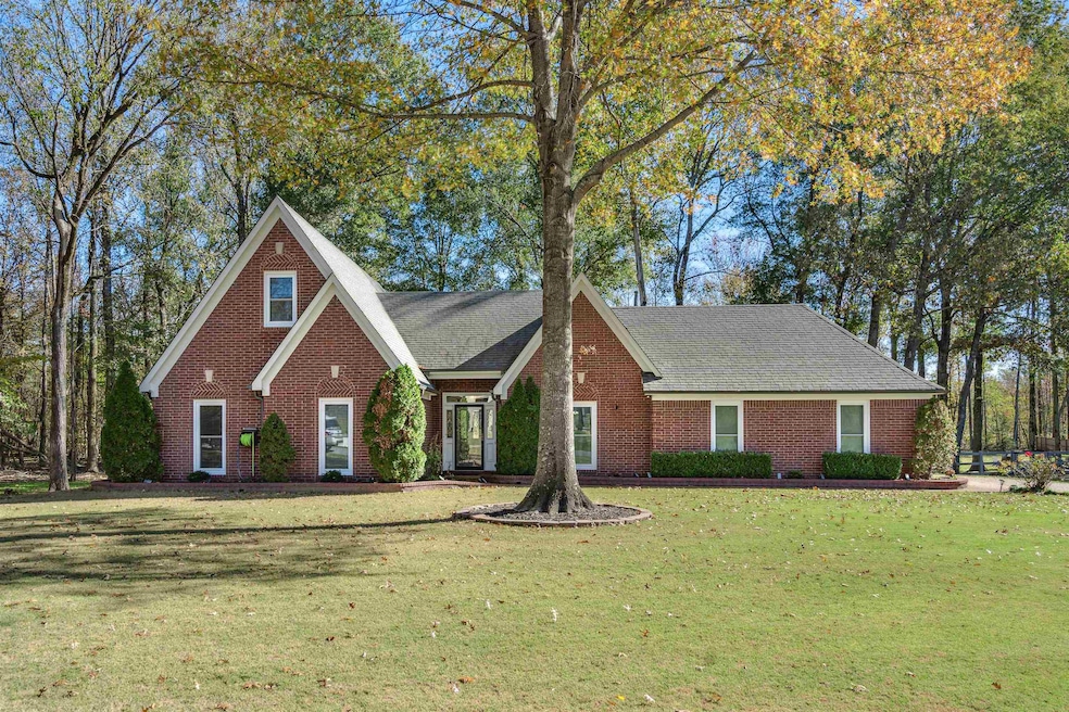 View of front facade featuring a front lawn