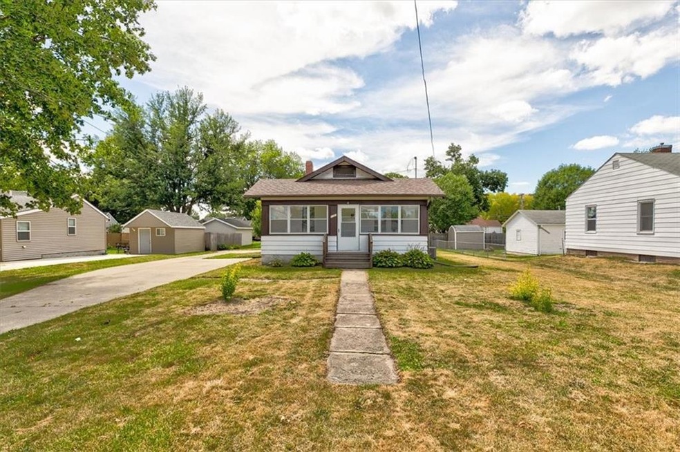 1103 W 7th St S, Newton, IA 50208 - photo 1