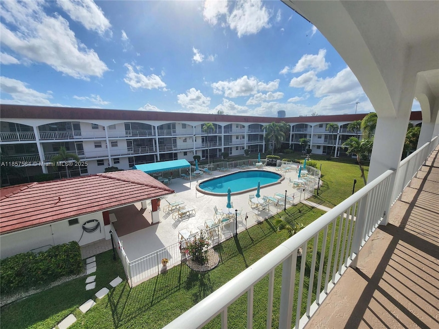 580 Egret Dr unit 322, Hallandale Beach, FL 33009 - photo 1