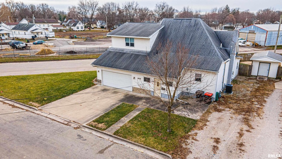 1409 Delavan St, Lincoln, IL 62656 - photo 1