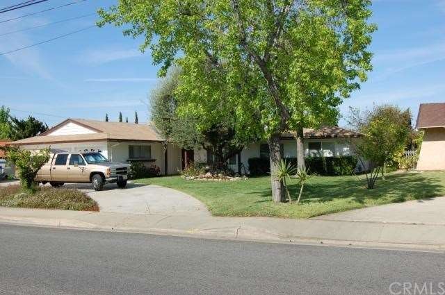 Front of home showing semi-circular driveway