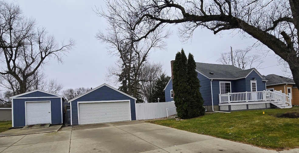 408 2nd St NE, Pipestone, MN 56164 - photo 1