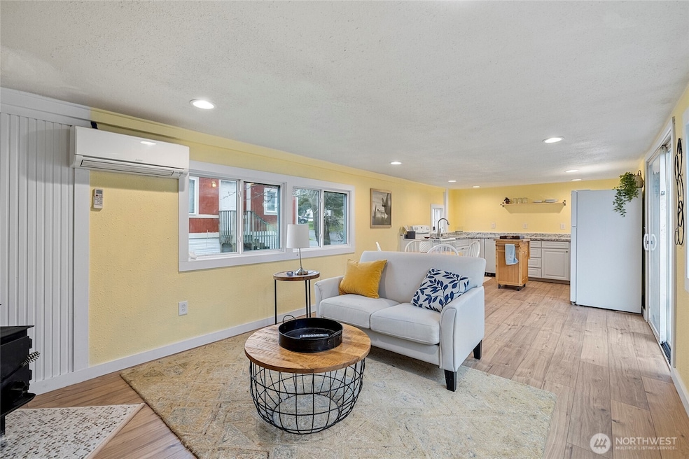 1320 N Oak Harbor St unit 107, Oak Harbor, WA 98277 - photo 1