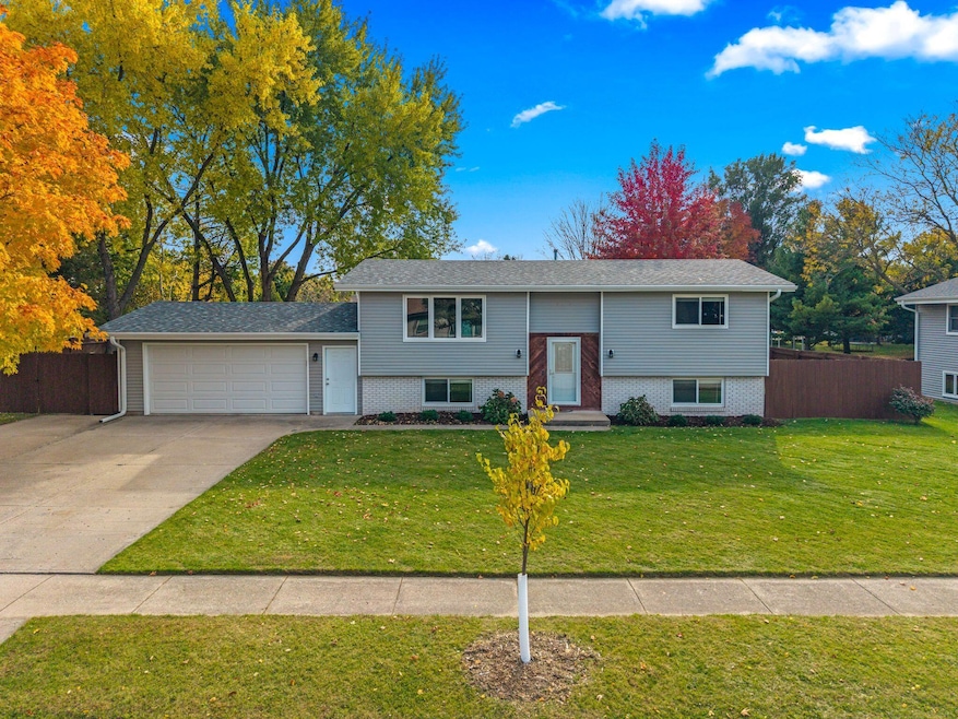 247 Sunny Hill Ln, Oconomowoc, WI 53066 - photo 1