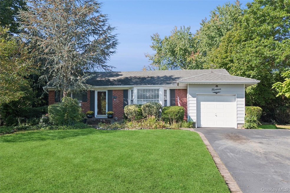 14 Radburn Dr, ComMacK, NY 11725 - photo 1