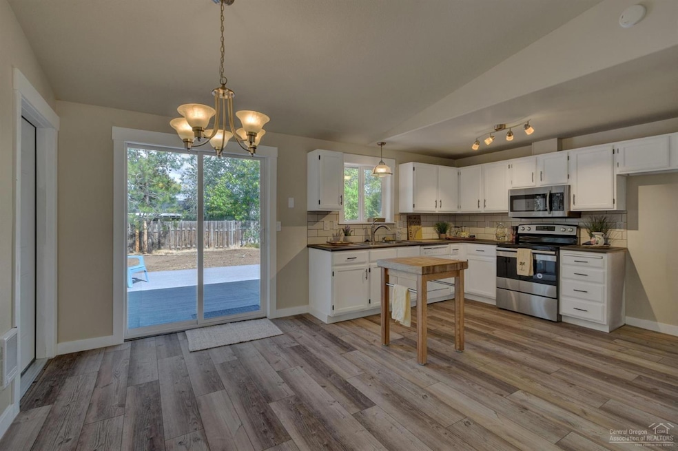 1646 SW 34th St, Redmond, OR 97756 - photo 1