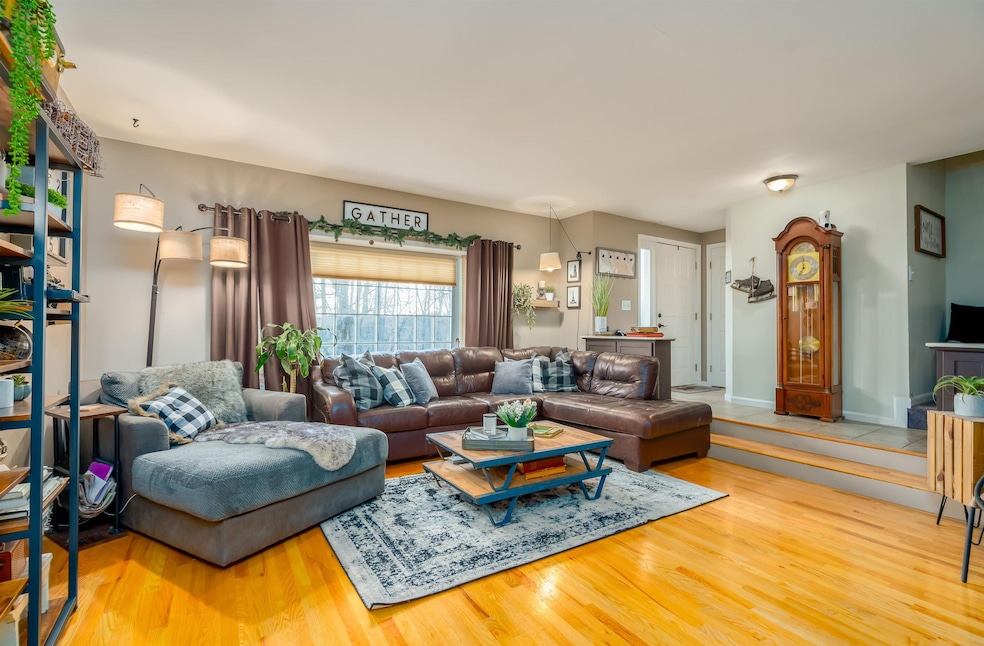 81 Robinson Rd unit A, Hudson, NH 03051 - photo 1