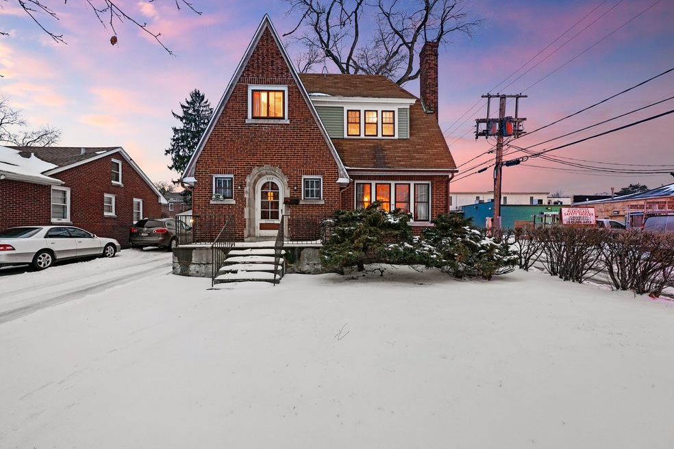 642 Westmoreland Ave, Waukegan, IL 60085 - photo 1