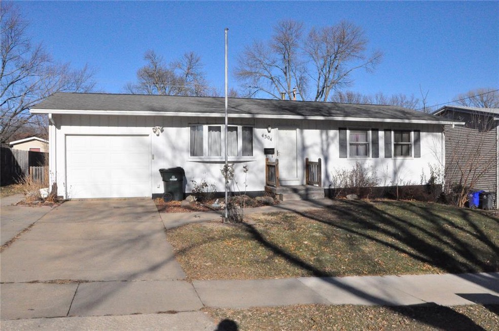 4304 Ford Ave NW, Cedar Rapids, IA 52405 - photo 1
