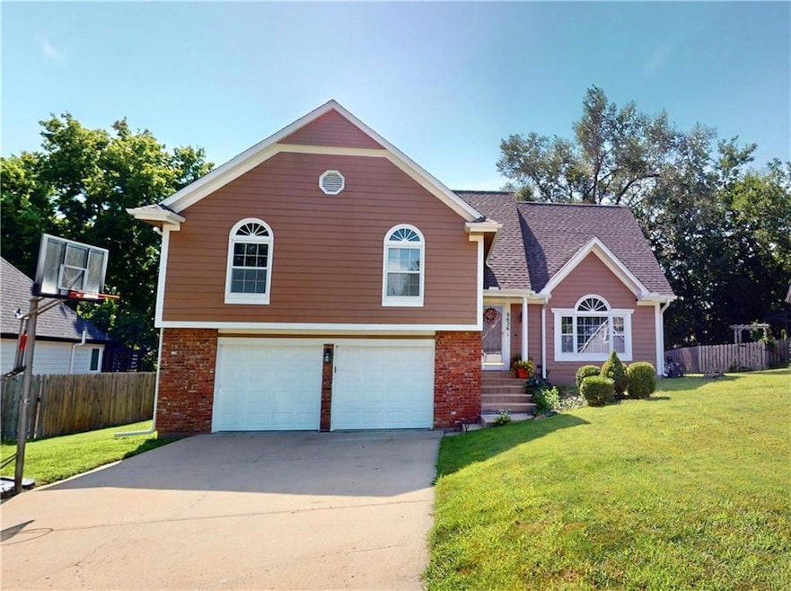 8626 Oakview Dr, Lenexa, KS 66215 - photo 1