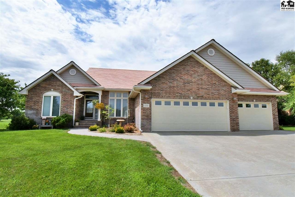 1212 Wildmeadow Rd, Mc Pherson, KS 67460 - photo 1