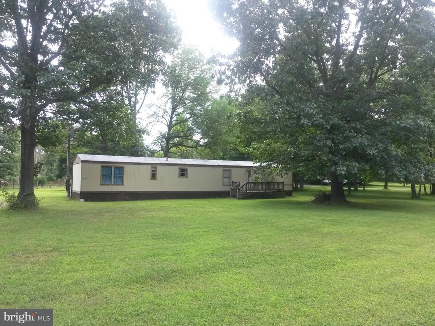 513 Phillips Ln, Bunker Hill, WV 25413 - photo 1