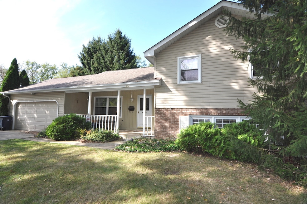 908 Scott St, Algonquin, IL 60102 - photo 1