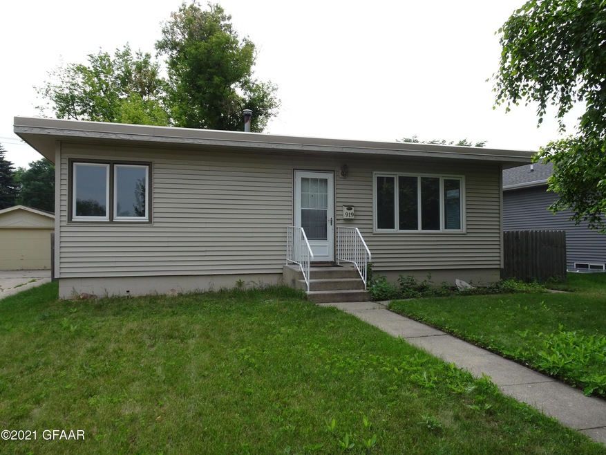 919 S 20th St, Grand Forks, ND 58201 - photo 1