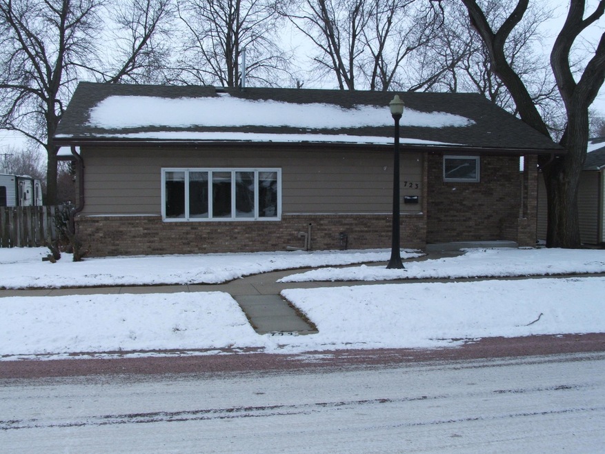 723 E Hanson Ave, Mitchell, SD 57301 - photo 1