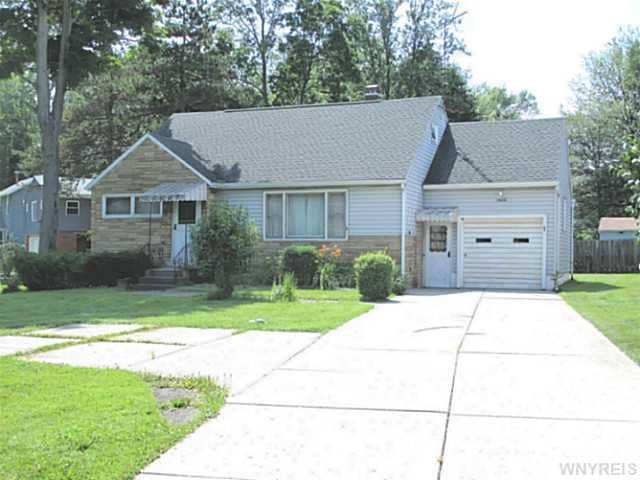 Exterior Front. 3 Bdrm Cape w/X-tra  drvwy Turn-a-