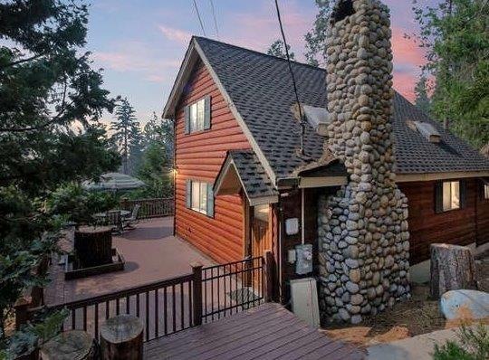 Sunny or snowy this is the lil cabin to relax at!