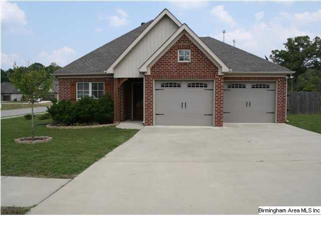 Welcome to 149 Faling Waters Ln. in Alabaster. Thi