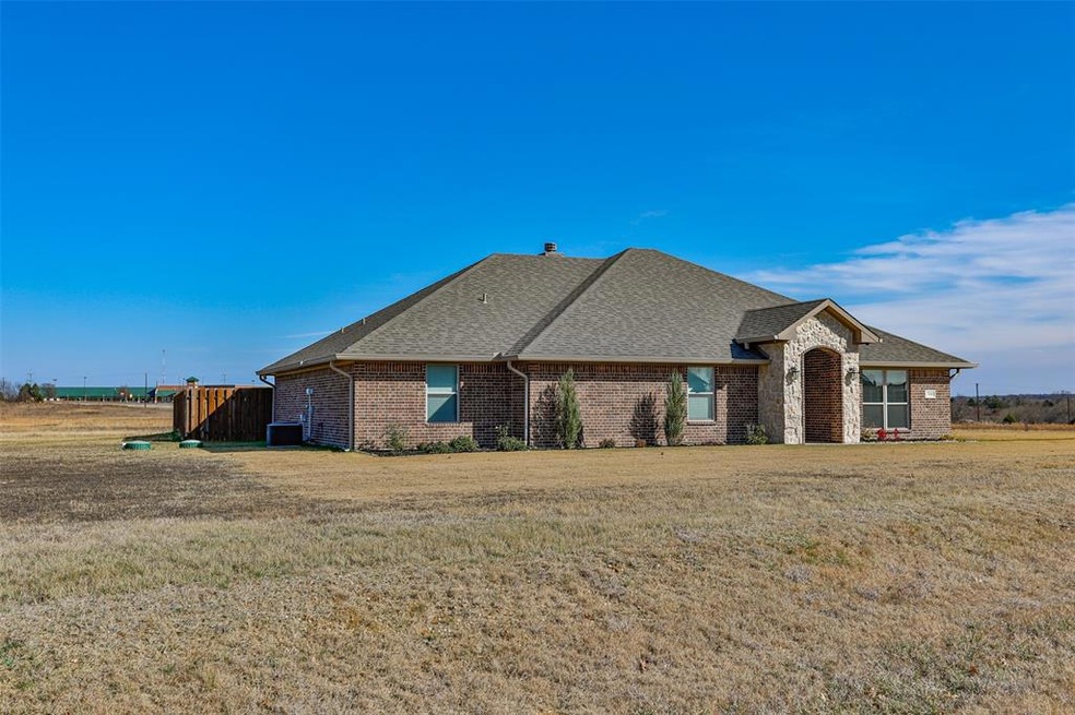 708 Stone Ridge Dr, Gainesville, TX 76240 - photo 1