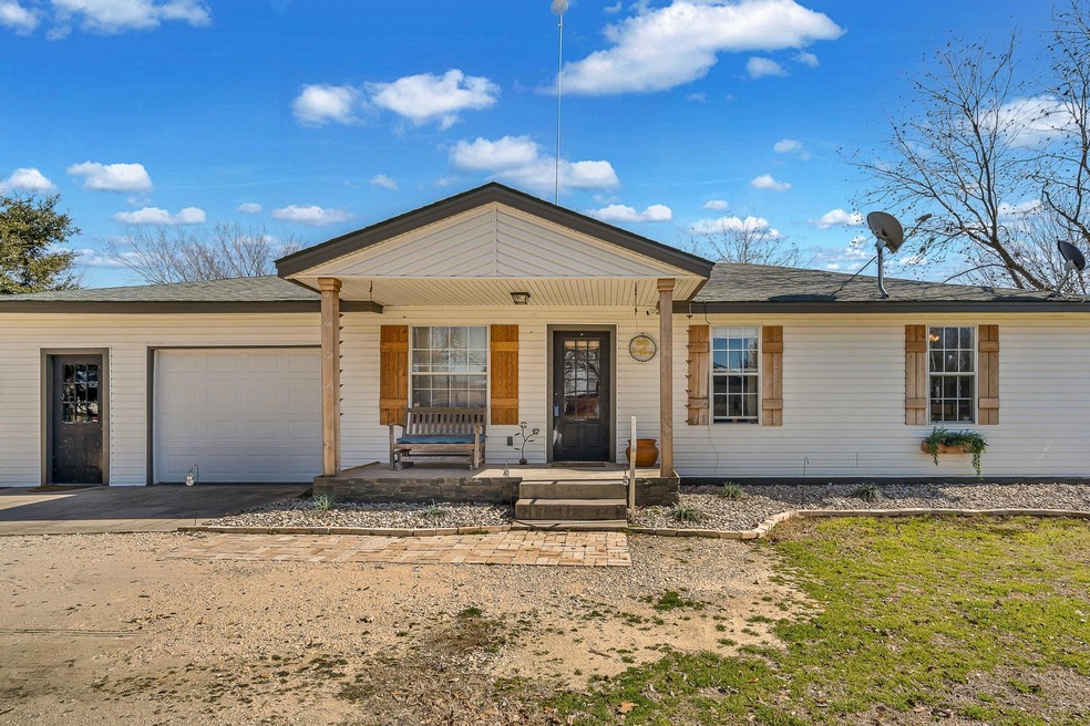 714 Barnes Rd, Cleburne, TX 76031 - photo 1