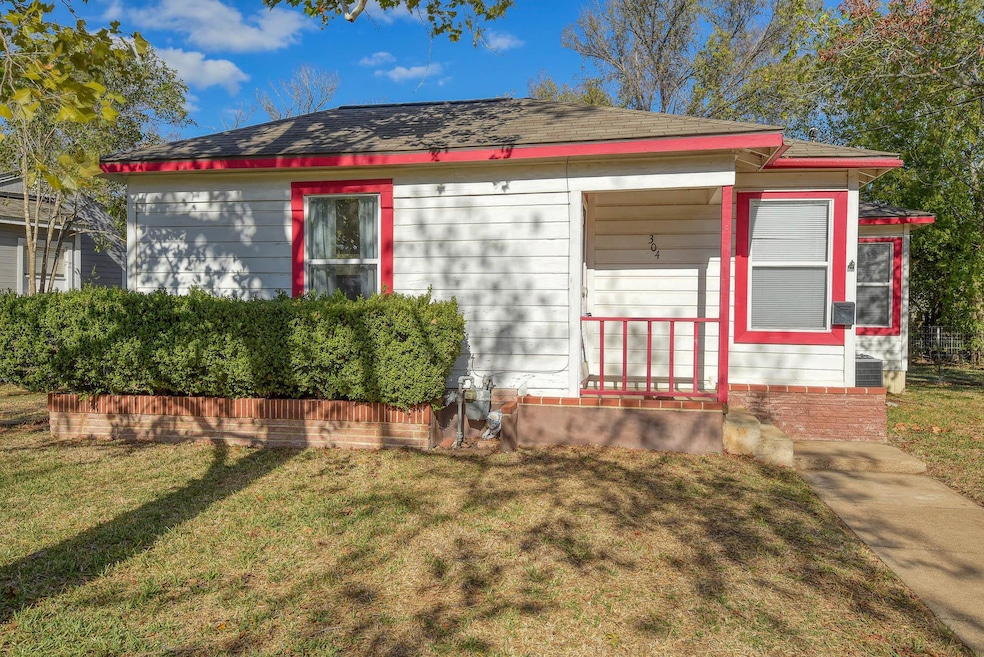 304 Cedar St, Bastrop, TX 78602 - photo 1