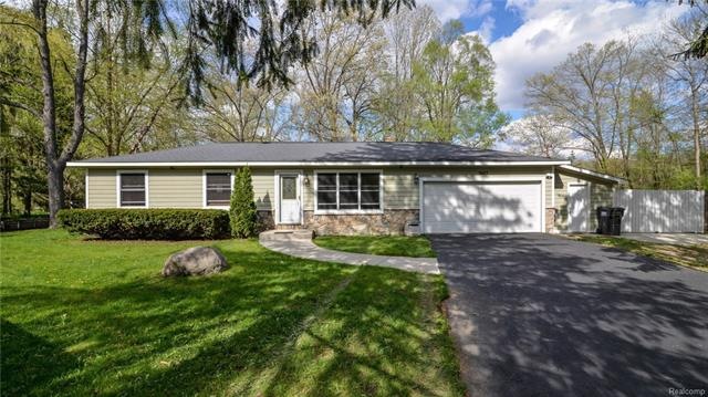 Nice ranch with access to chain of lakes
