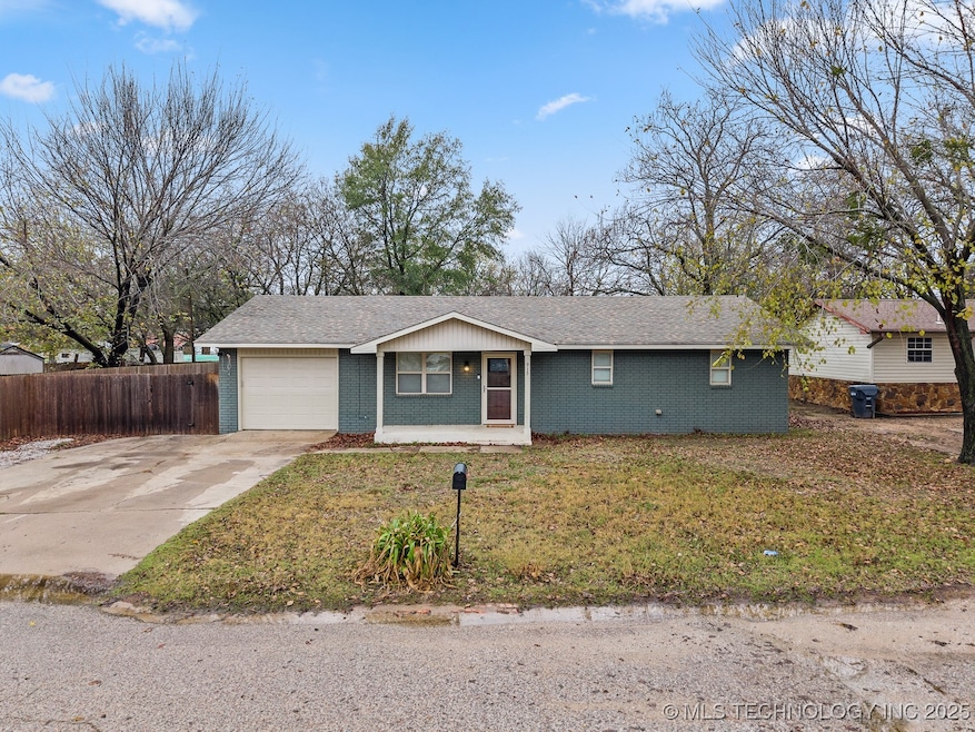 915 G St SW, Ardmore, OK 73401 - photo 1