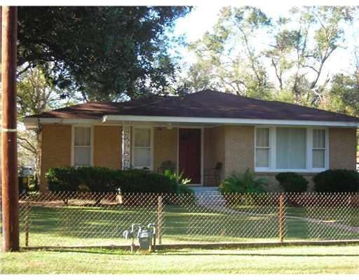 109 Armstrong St, Pineville, LA 71360 - photo 1