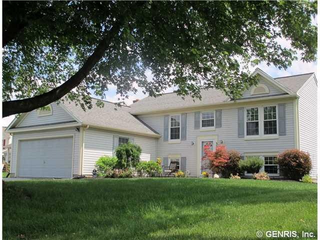 Exterior Front Great home located on a culdesac!  