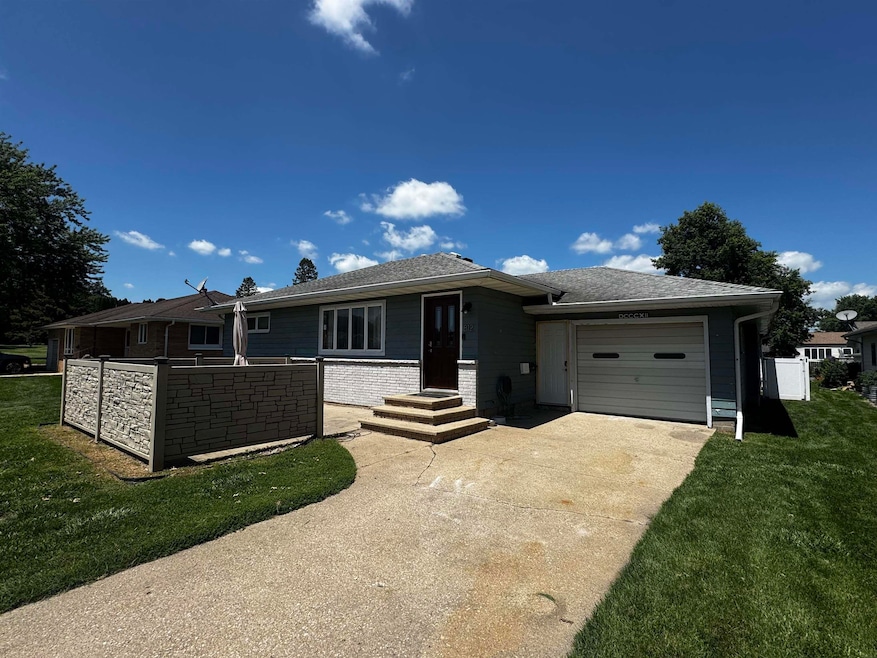 812 W 4th St, Sumner, IA 50674 - photo 1