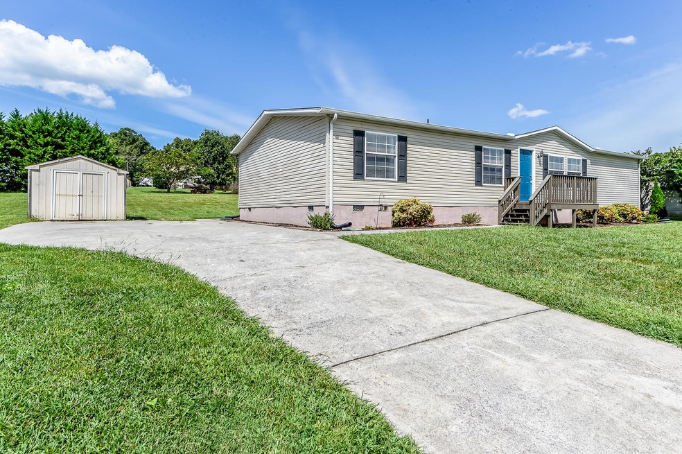 Come inside this pretty home!