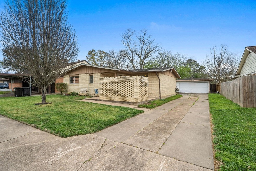 10322 Kingspoint Rd, Houston, TX 77075 - photo 1