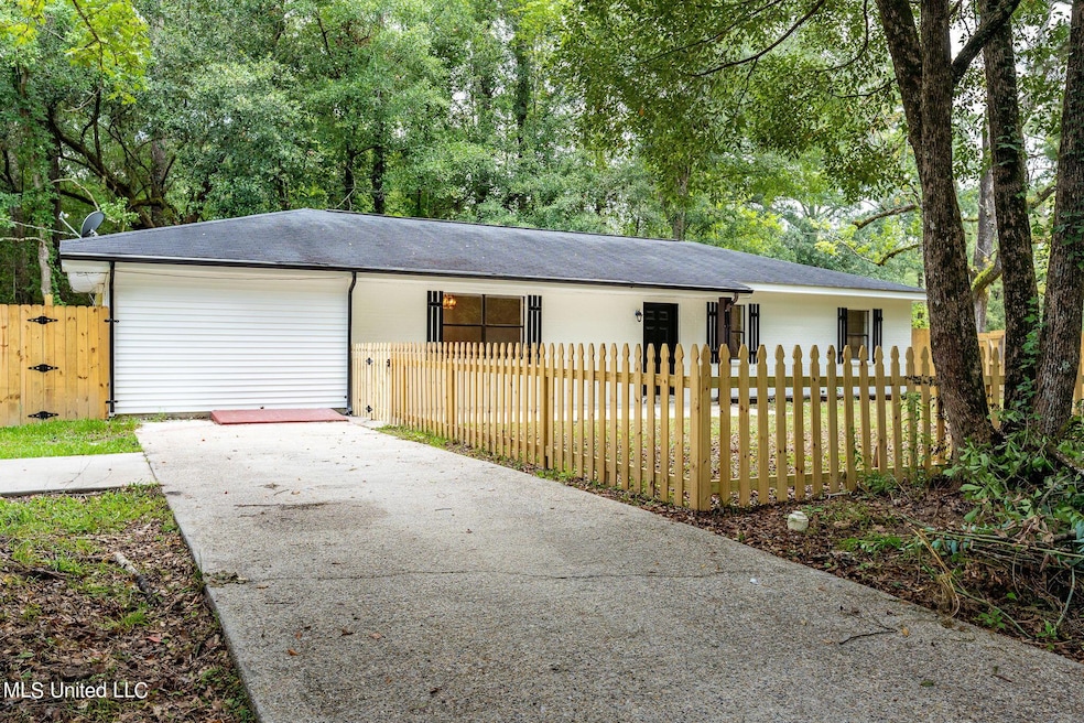 605 N Abrams Ave, Picayune, MS 39466 - photo 1