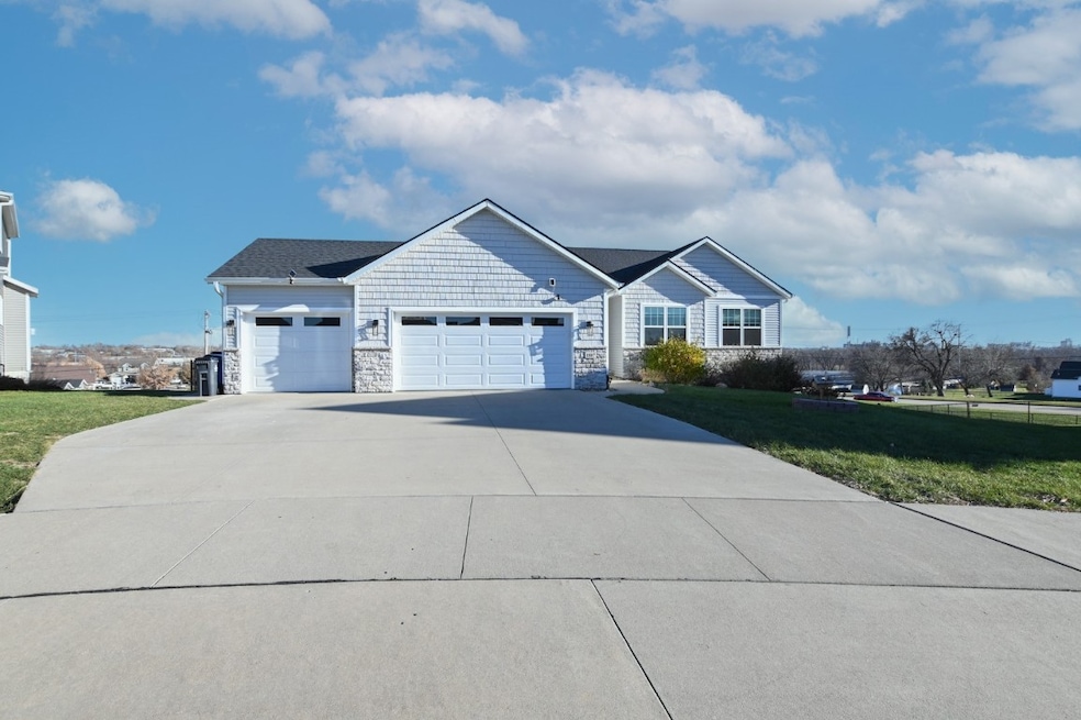 1807 Wycliffe Ct SW, Cedar Rapids, IA 52404 - photo 1