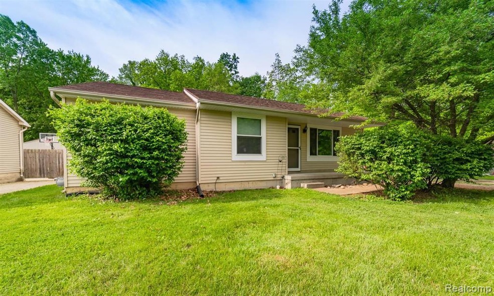 1166 Harding Dr, Flint, MI 48507 - photo 1