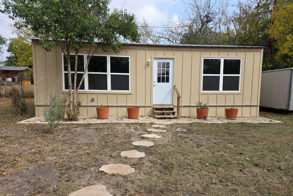 505 East Ln, Kerrville, TX 78028 - photo 1