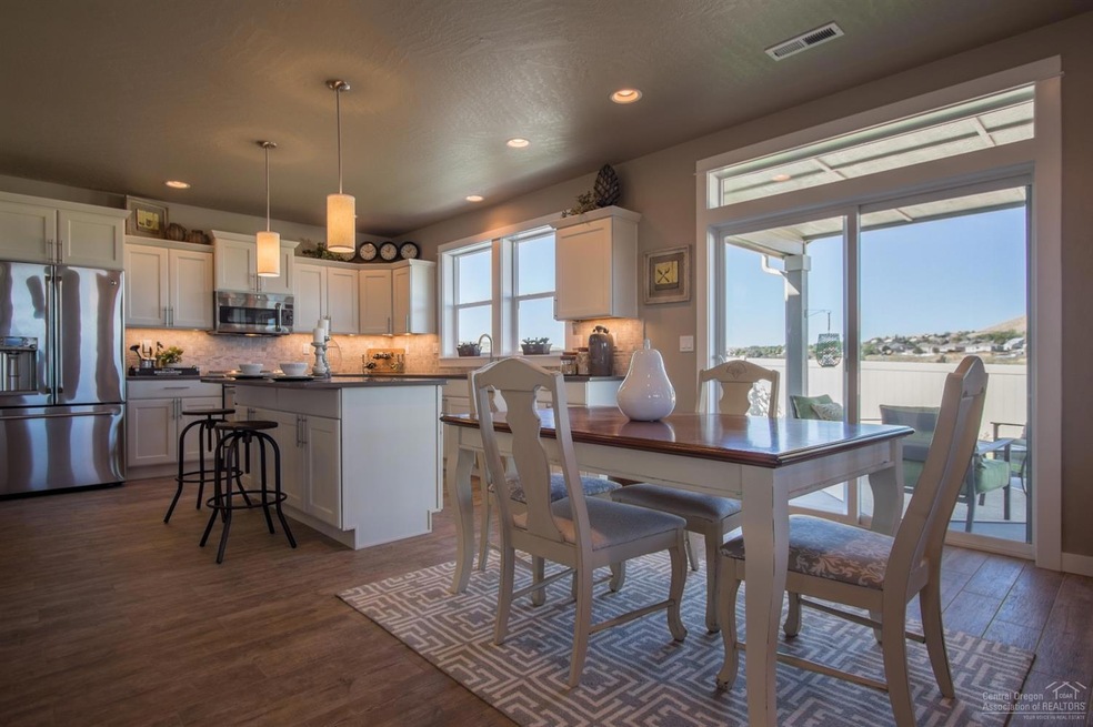 1948 NE Cliff Dr, Bend, OR 97701 - photo 1