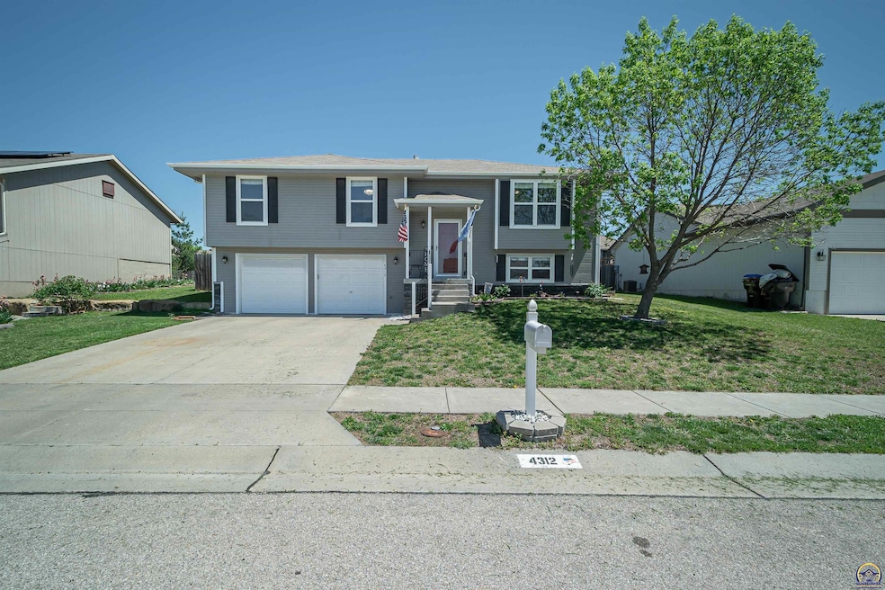 4312 SE Horseshoe Bend Dr, Topeka, KS 66609 - photo 1