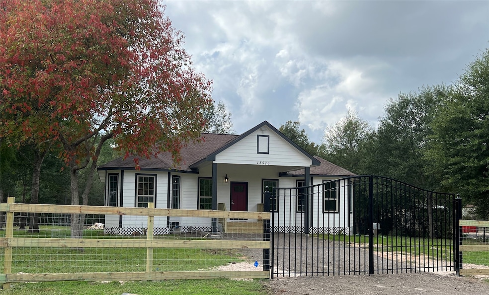 13576 Pinewood Village Dr, Conroe, TX 77302 - photo 1