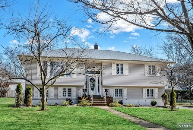 424 Yuhas Dr, Paramus, NJ 07652 - photo 1