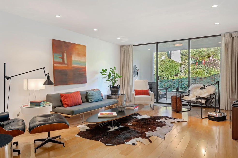 5-web-or-mls-01e - Living Room