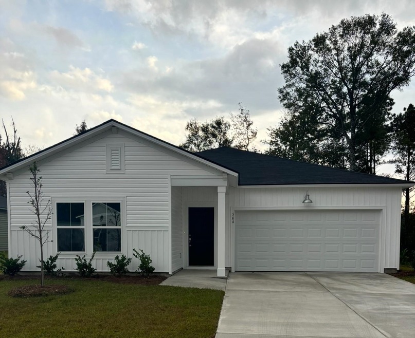 View of front of home featuring a front yard and a
