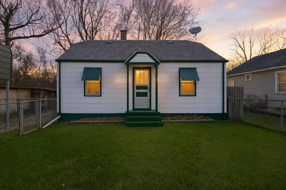 1053 E Empire Ave, Benton Harbor, MI 49022 - photo 1