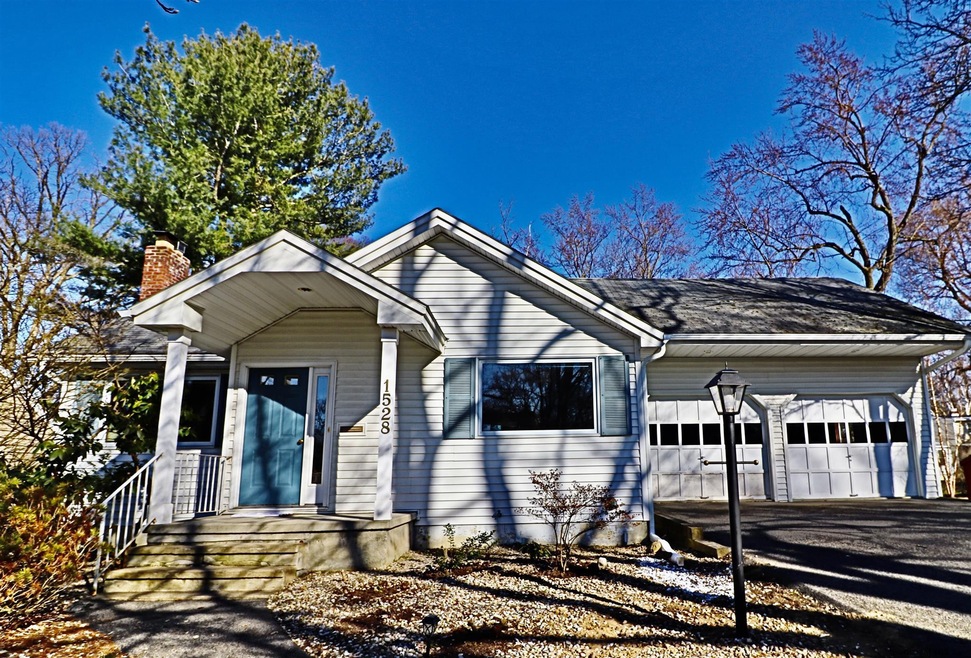 1528 Regent St, Schenectady, NY 12309 - photo 1