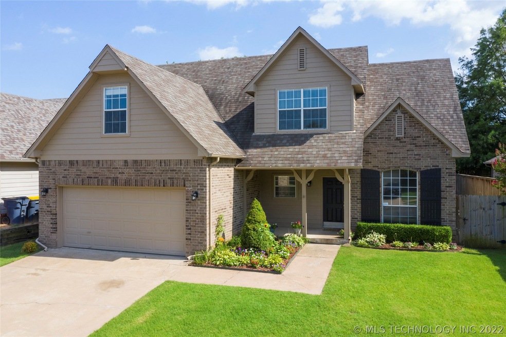 Beautifully updated open plan in Jenks Schools!