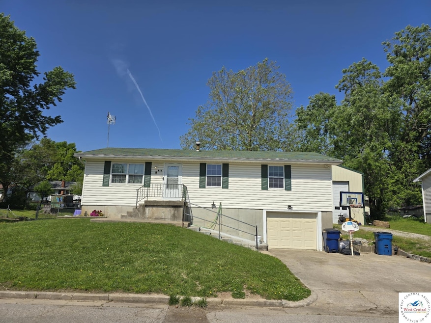 811 Schroeder Dr, Tipton, MO 65081 - photo 1
