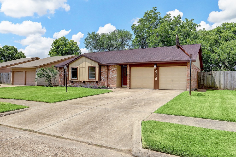 16110 Tibet Rd, Friendswood, TX 77546 - photo 1
