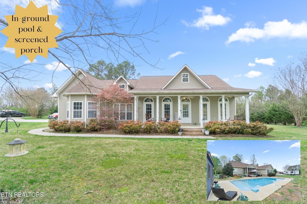 In-ground pool & screened porch